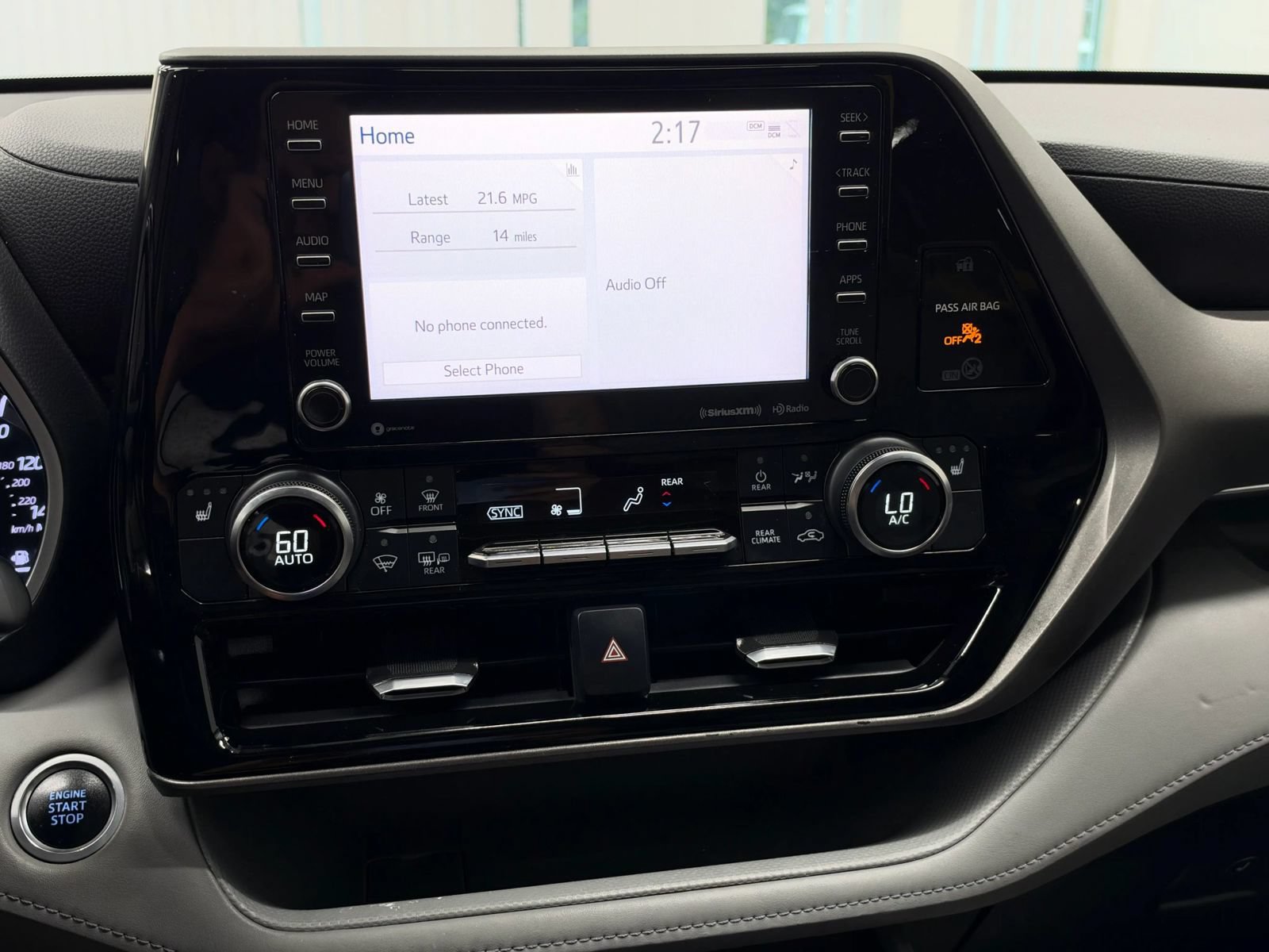 Used 2020 Toyota Highlander XLE AWD/4WD image 34