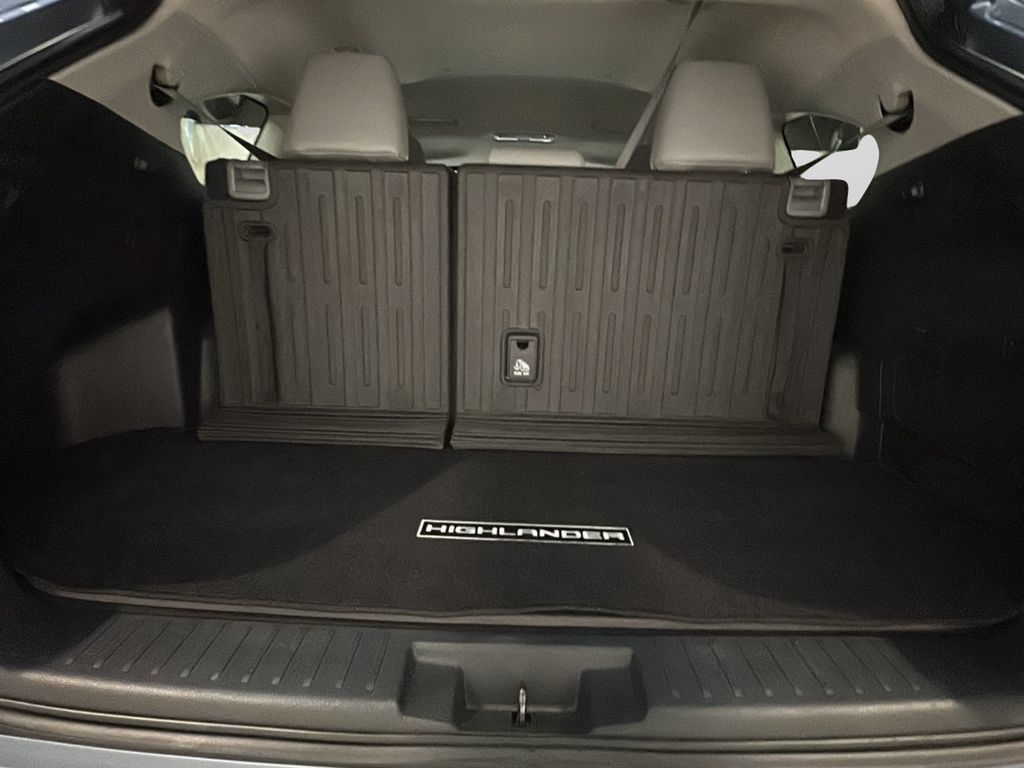 Used 2022 Toyota Highlander XLE AWD/4WD image 23