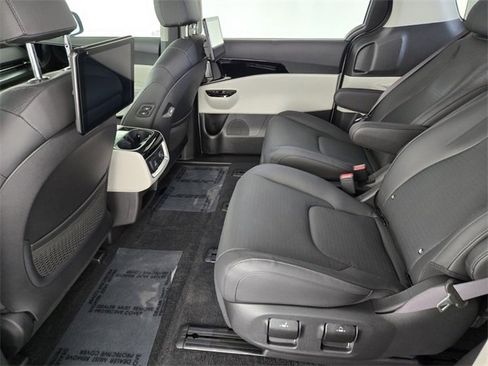 Used 2024 Kia Carnival SX Prestige image 5