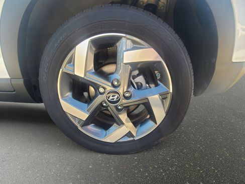 Certified 2025 Hyundai Venue SEL image 7