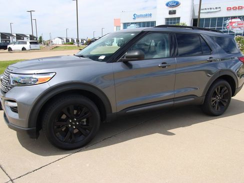 Used 2021 Ford Explorer XLT w/ Equipment Group 202A AWD/4WD image 19
