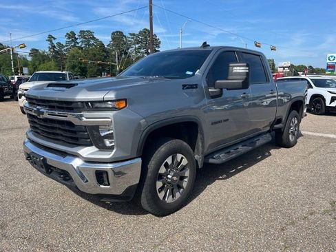 Used 2024 Chevrolet Silverado 2500 LT AWD/4WD image 2