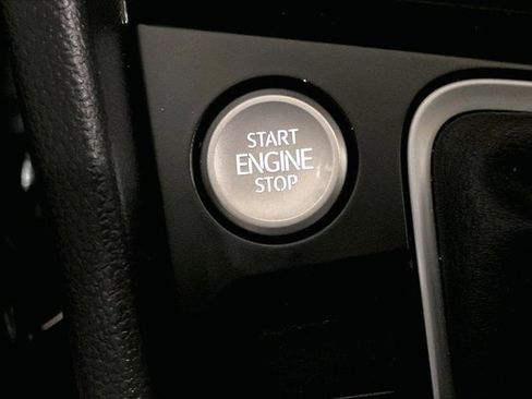 Used 2025 Volkswagen Jetta SE image 36