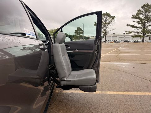 Used 2022 Toyota Sienna XSE FWD image 1