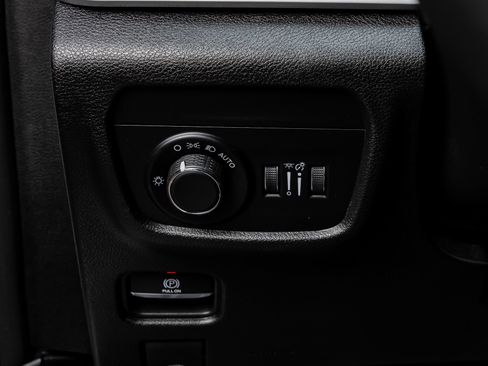 Used 2023 Jeep Grand Cherokee Laredo AWD/4WD image 17