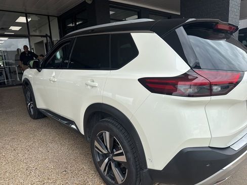 Used 2023 Nissan Rogue Platinum image 3