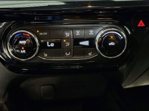 Used 2024 Chevrolet Trax RS w/ Sunroof Package FWD image 17