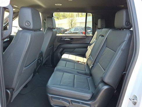 Used 2025 Chevrolet Suburban Z71 AWD/4WD image 10