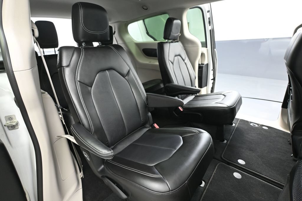 Used 2024 Chrysler Pacifica Touring-L FWD image 34