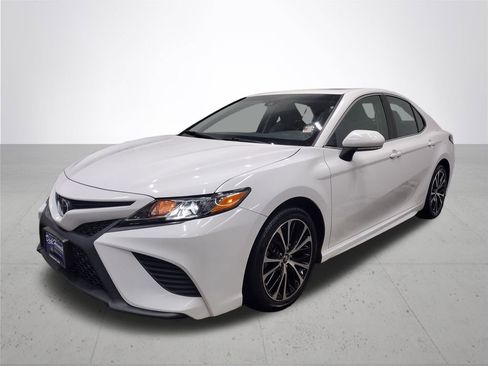 Used 2018 Toyota Camry L image 2