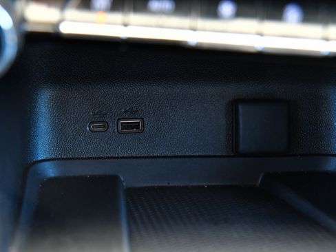 Used 2024 Chevrolet Traverse LT FWD image 32