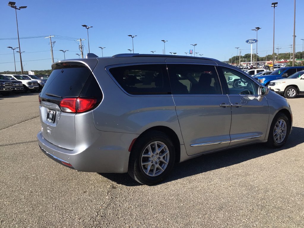 Used 2020 Chrysler Pacifica Touring-L FWD image 6