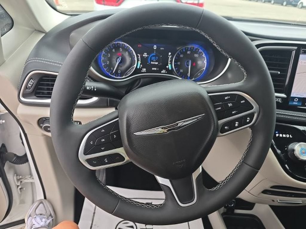 Used 2024 Chrysler Pacifica Touring-L w/ Uconnect Theater Family Group AWD/4WD image 8