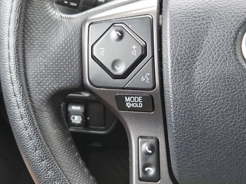 Used 2017 Toyota Tacoma TRD Sport AWD/4WD image 11
