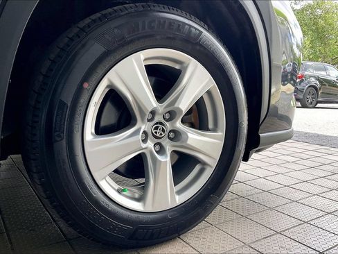 Used 2025 Toyota Highlander LE FWD image 35