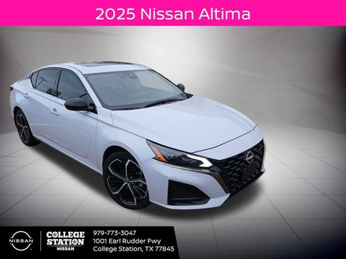 Used 2025 Nissan Altima 2.5 SR w/ SR Premium Package image 1