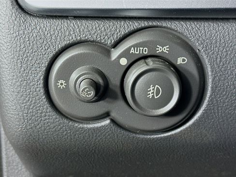 Used 2004 Chevrolet SSR w/ Preferred Equipment Group RWD image 16