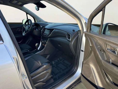 Used 2019 Chevrolet Trax LT w/ LT Convenience Package image 19