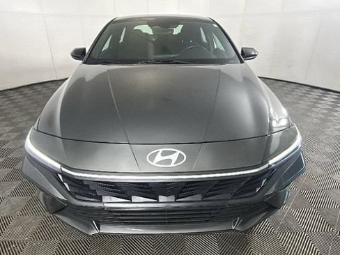 Used 2025 Hyundai Elantra SEL FWD image 8