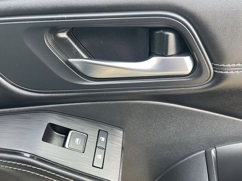 Used 2023 Nissan Rogue SL w/ SL Premium Package image 14