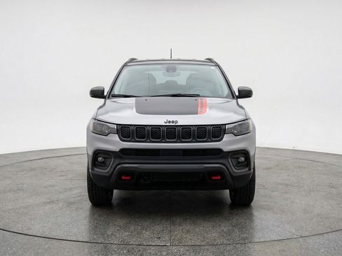 Used 2025 Jeep Compass Trailhawk image 2