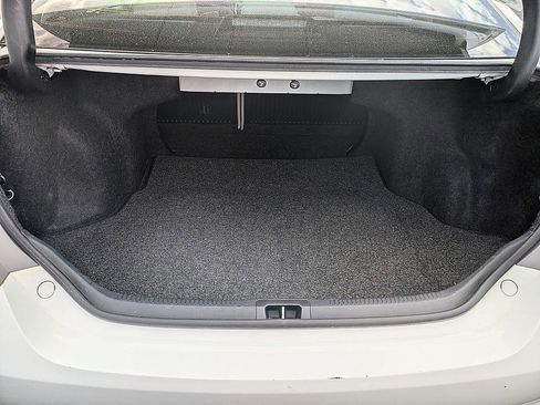 Used 2015 Toyota Camry LE image 30