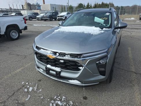 Used 2025 Chevrolet Trax LT w/ LT Convenience Package image 2