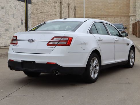 Used 2018 Ford Taurus SE FWD image 3