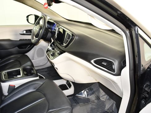 Used 2024 Chrysler Pacifica Touring-L FWD image 41