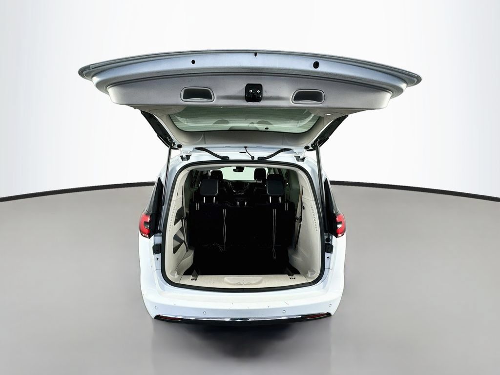 Used 2023 Chrysler Pacifica Touring-L FWD image 28