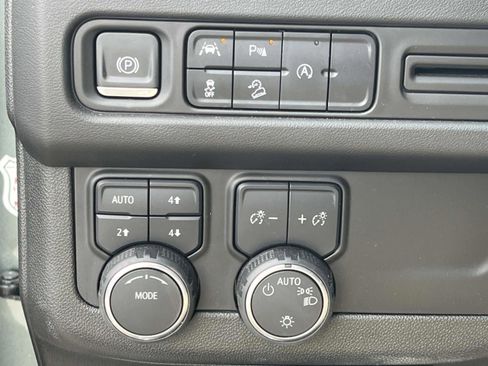 Used 2023 Chevrolet Suburban Premier image 36