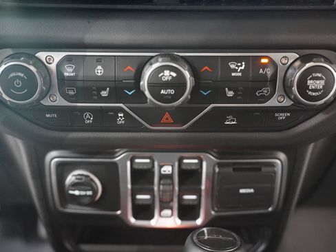 Used 2025 Jeep Gladiator Sport AWD/4WD image 19