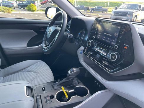 Used 2021 Toyota Highlander LE FWD image 5