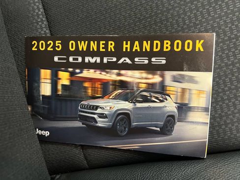 Used 2025 Jeep Compass Trailhawk AWD/4WD image 33