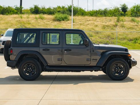 Used 2022 Jeep Wrangler Unlimited Sport AWD/4WD image 5