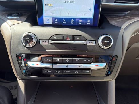 Used 2020 Ford Explorer Platinum w/ Premium Technology Package AWD/4WD image 28