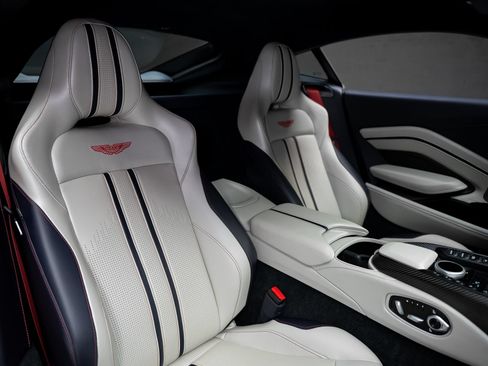 Used 2023 Aston Martin V8 Vantage Coupe RWD image 59