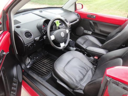 Used 2010 Volkswagen Beetle Final Edition FWD image 8