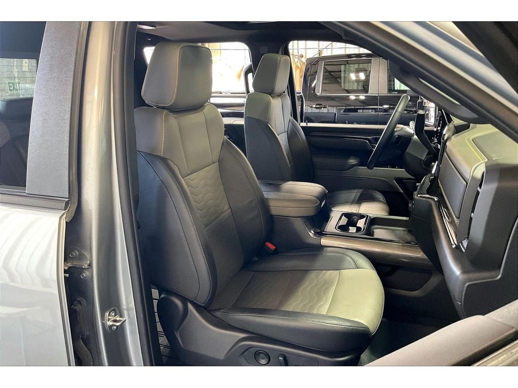 Used 2024 Chevrolet Silverado 2500 ZR2 w/ Technology Package AWD/4WD image 8