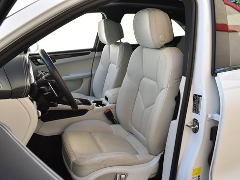 Used 2023 Porsche Macan S AWD/4WD image 15