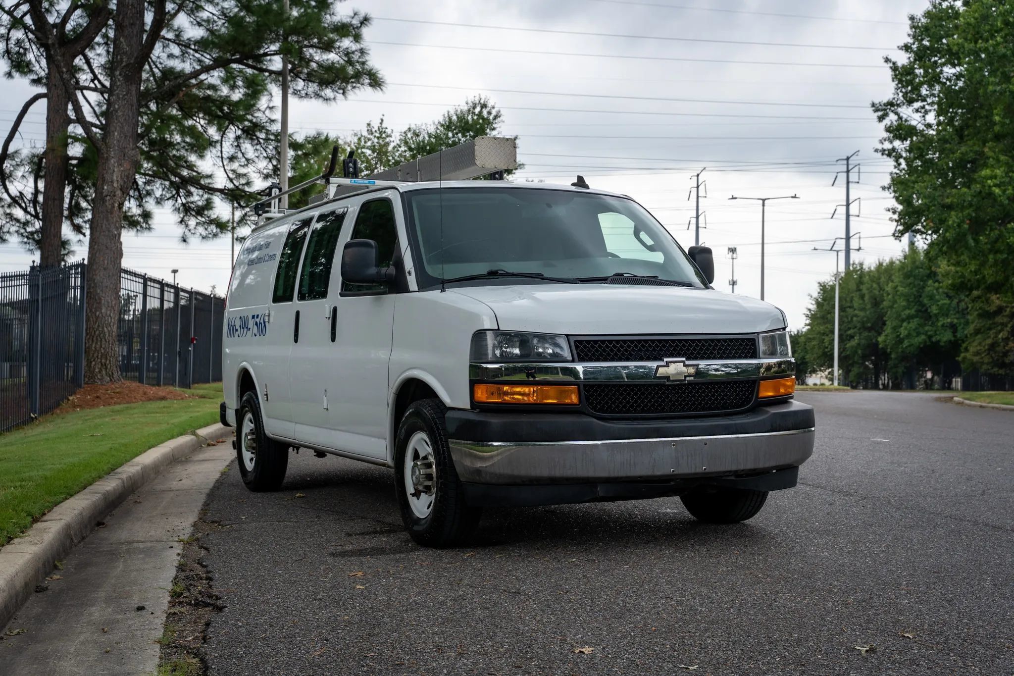 Used 2018 Chevrolet Express 2500 w/ Driver Convenience Package RWD image 3