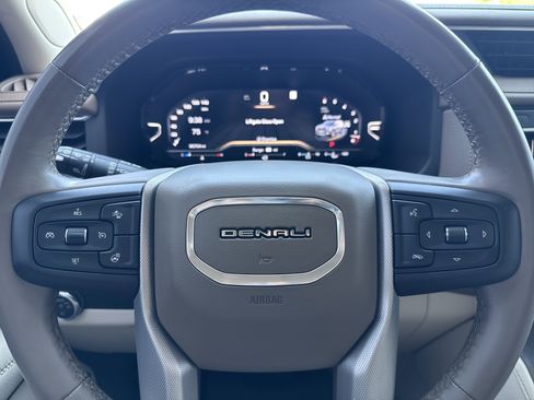 Used 2023 GMC Yukon XL Denali image 16