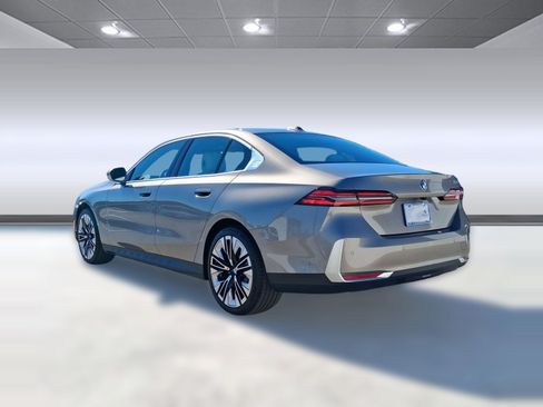 Used 2026 BMW 530i w/ Premium Package RWD image 3