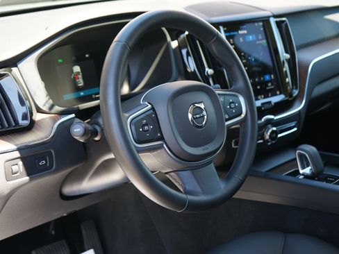 Used 2022 Volvo XC60 B5 Momentum image 15