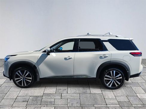 Used 2024 Nissan Pathfinder Platinum w/ Black Appearance Package image 4