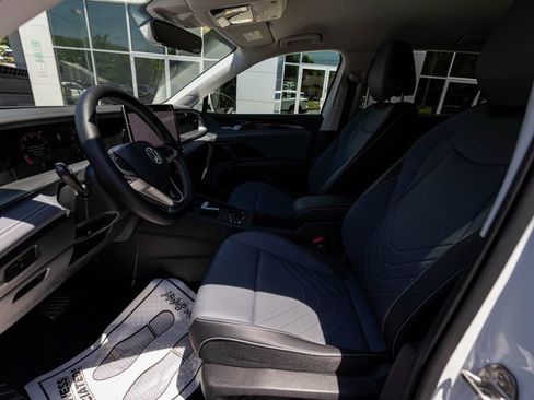 Used 2025 Volkswagen Tiguan SE AWD/4WD image 23