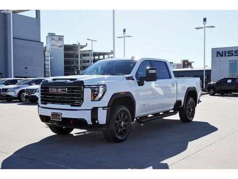 Used 2025 GMC Sierra 2500 AT4 image 2