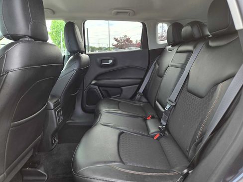 Used 2018 Jeep Compass Latitude w/ Popular Equipment Group FWD image 19