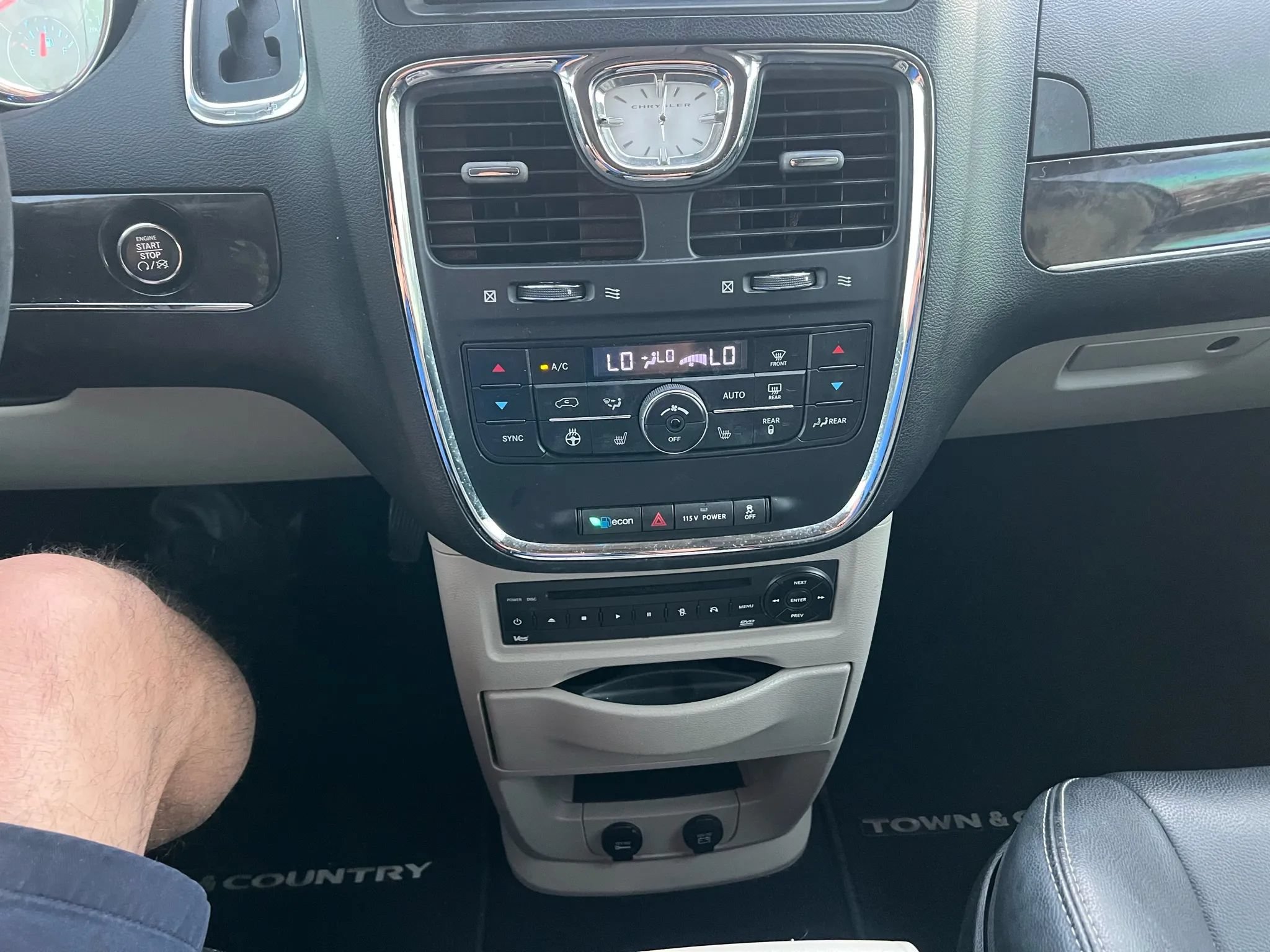 Used 2013 Chrysler Town & Country Touring-L w/ Entertainment Group #2 FWD image 10