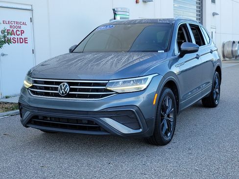 Used 2022 Volkswagen Tiguan SE w/ Panoramic Sunroof Package FWD image 3